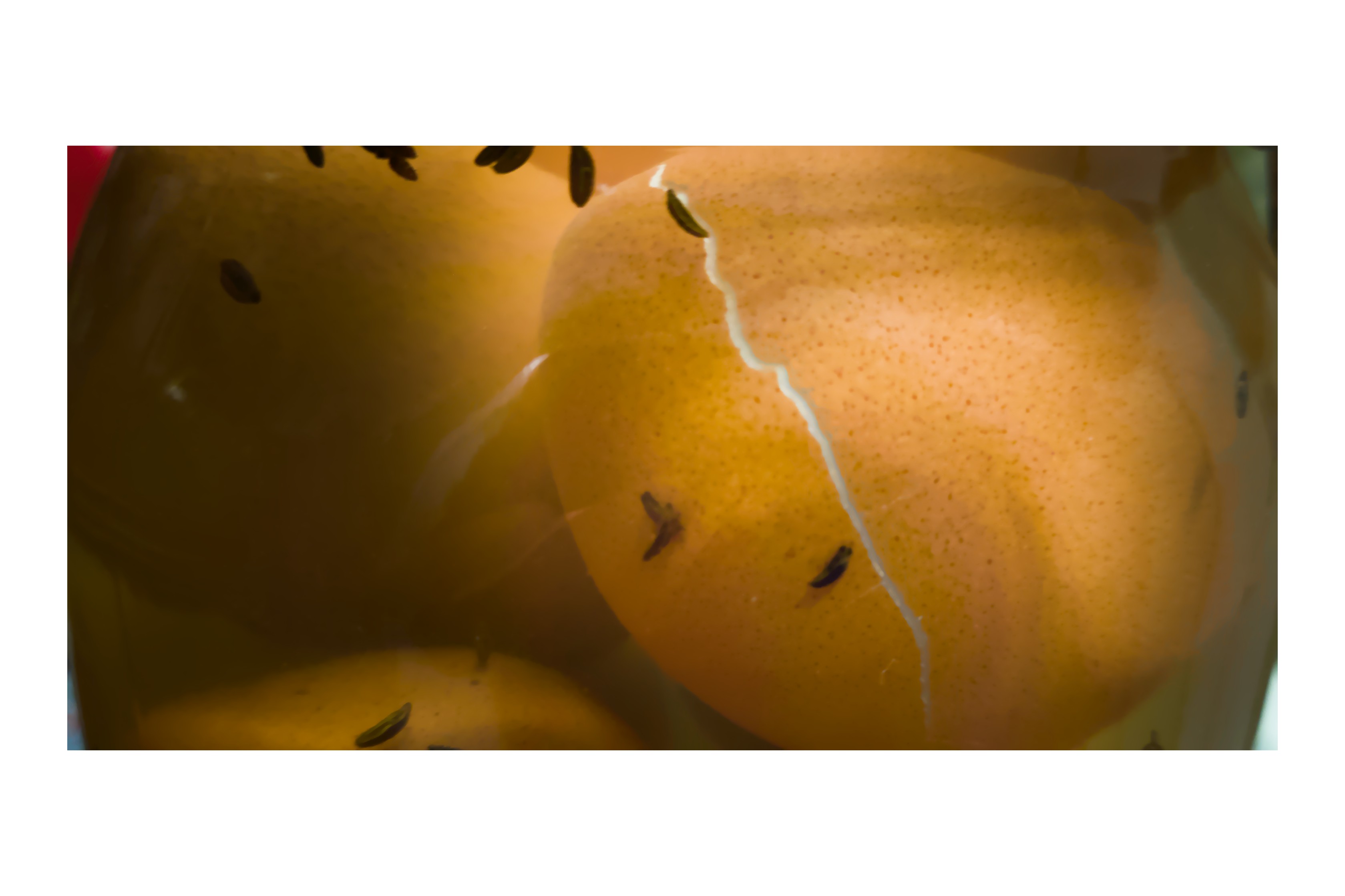 Pickled eggs with cracks.
